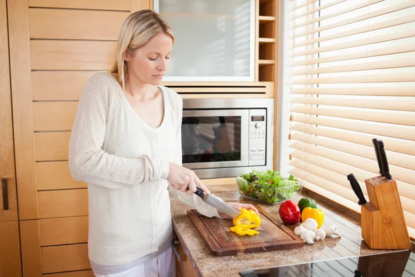 Side view of woman slicing bell pepper — Stock Photo, Image
