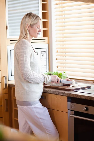 Donna che taglia gli ingredienti per la sua insalata — Foto Stock