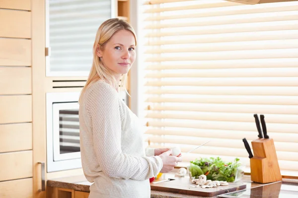 Mulher preparando legumes para o almoço — Fotografia de Stock