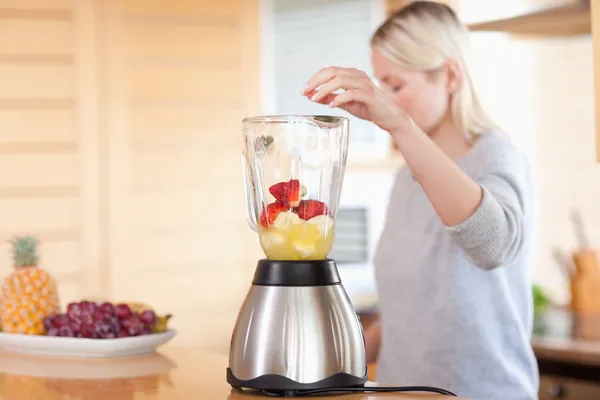 Side view of blender getting filled — Stock Photo, Image
