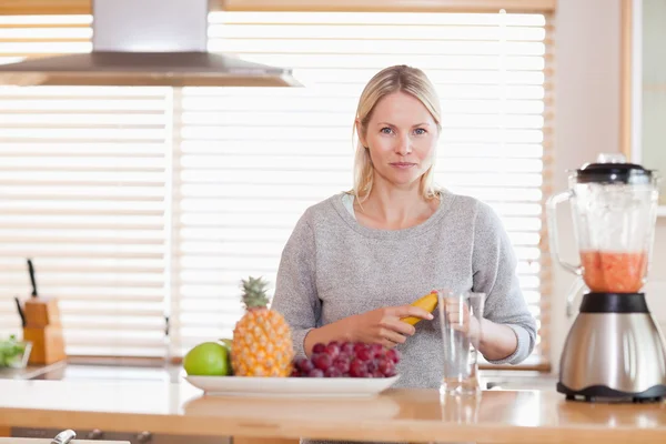 Woman preparing fruits for the blender — Stock Photo, Image