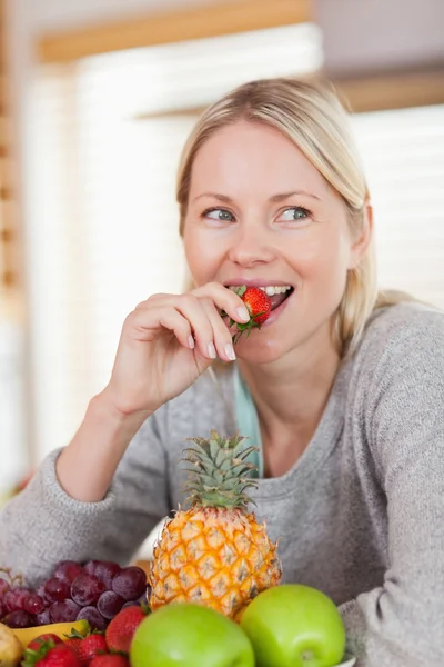 Close up of woman eating a strawberry — Stock Photo, Image