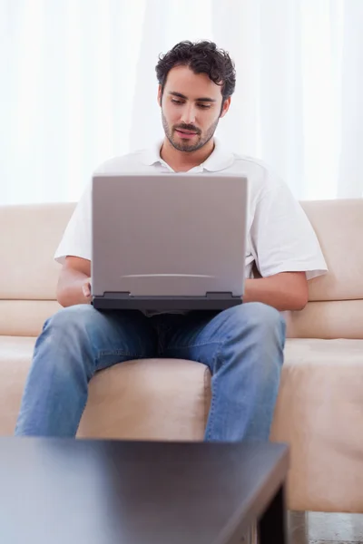 Ritratto di un uomo che usa un computer portatile — Foto Stock
