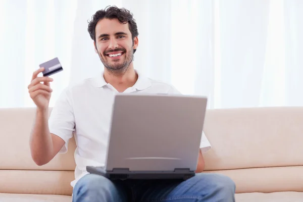 Mutlu bir adam online satın alma — Stok fotoğraf