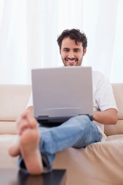Portret van een man die een laptop gebruiken — Stockfoto