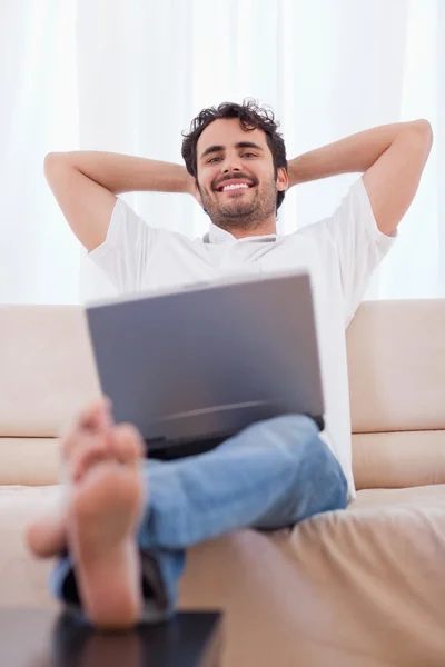Portret młodego człowieka za pomocą laptopa — Zdjęcie stockowe