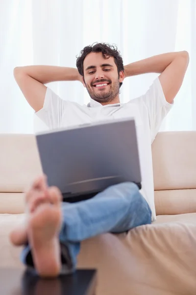 一个快乐的人，使用一台笔记本电脑的肖像 — 图库照片