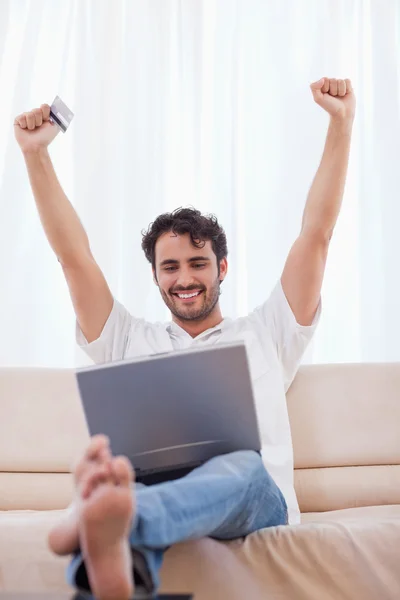 Портрет веселого человека, делающего покупки онлайн — стоковое фото