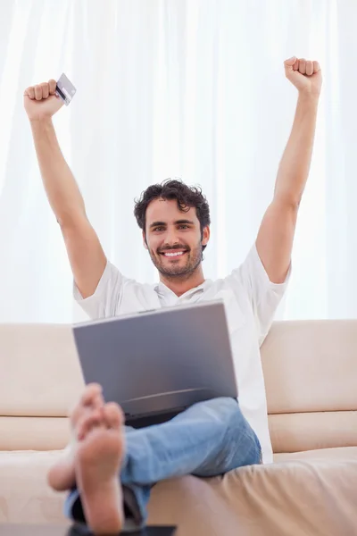 Портрет веселого человека, покупающего онлайн — стоковое фото