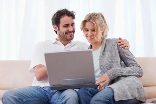 Par som använder en bärbar dator — Stockfoto