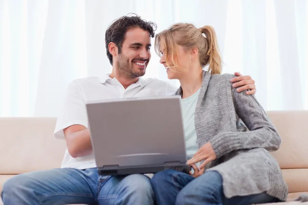Giovane coppia utilizzando un computer portatile — Foto Stock