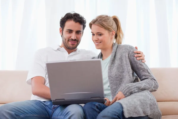 Söta par använder en bärbar dator — Stockfoto
