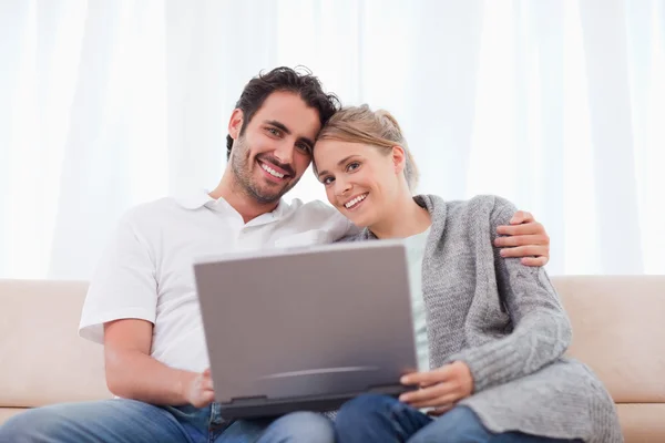 Χαριτωμένο ζευγάρι χρησιμοποιώντας ένα φορητό υπολογιστή — Φωτογραφία Αρχείου