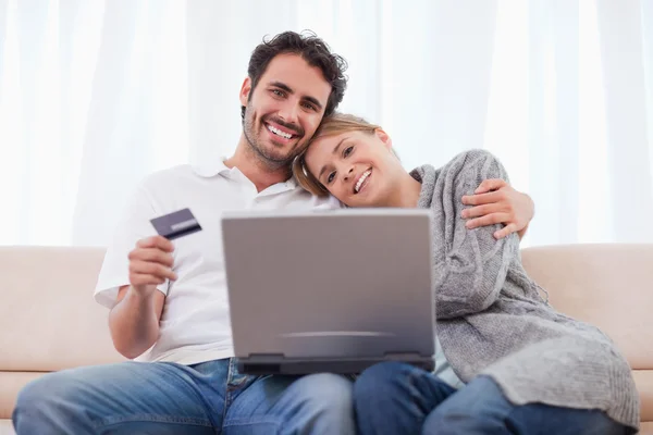 Lächelndes Paar beim Online-Shopping — Stockfoto