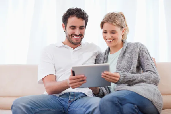 Ehepaar nutzt Tablet-Computer — Stockfoto