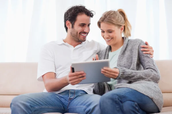 Mutlu çifte bir tablet bilgisayar kullanma — Stok fotoğraf