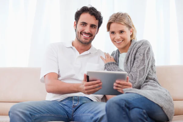 タブレット コンピューターを使用してカップルの笑みを浮かべてください。 — ストック写真