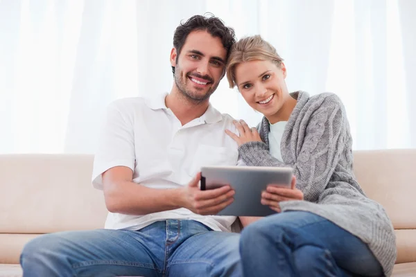 Encantadora pareja usando una tableta — Foto de Stock