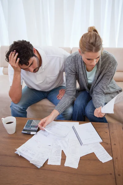 Retrato de um casal deprimido fazendo sua contabilidade — Fotografia de Stock