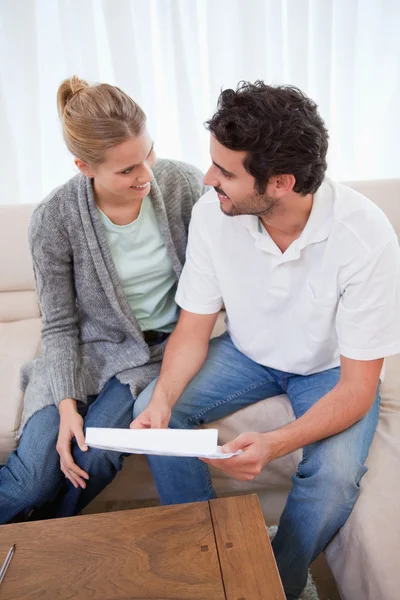 Portrait of a young couple reading a letter — Stock Photo, Image
