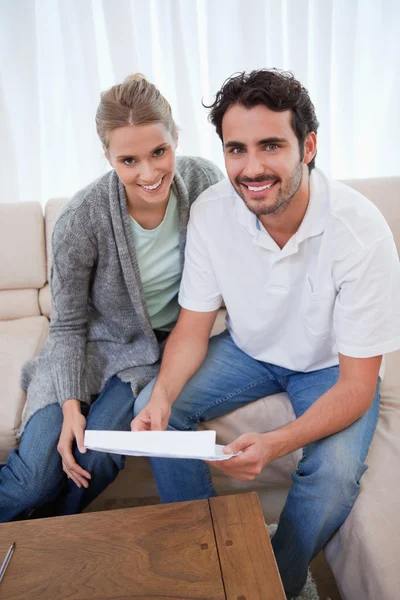 Portrait of a happy couple reading a letter — Stock Photo, Image