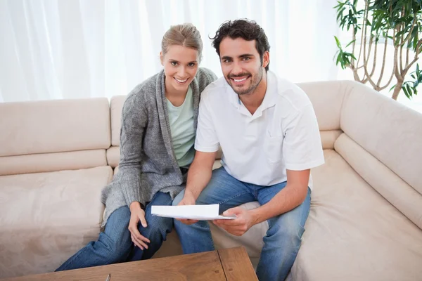Smiling couple reading a letter — Stock Photo, Image