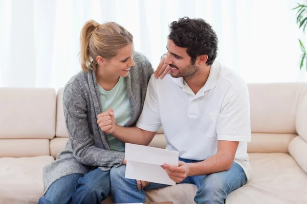 Happy couple reading a letter — Stock Photo, Image