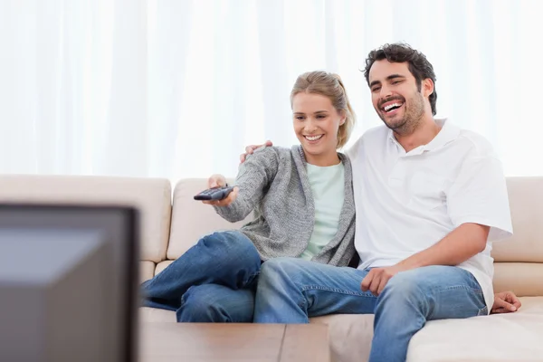 Пара смотрит телевизор — стоковое фото