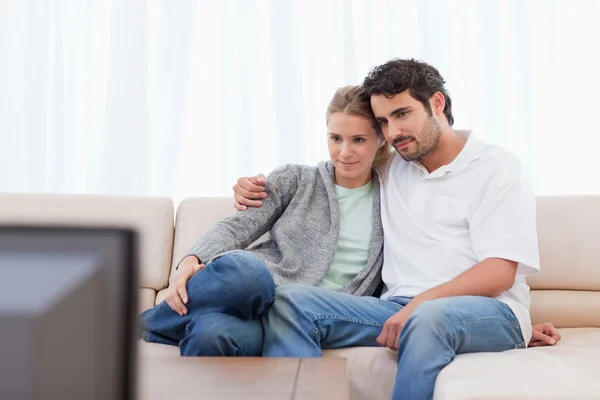 テレビを見ている若いカップル — ストック写真