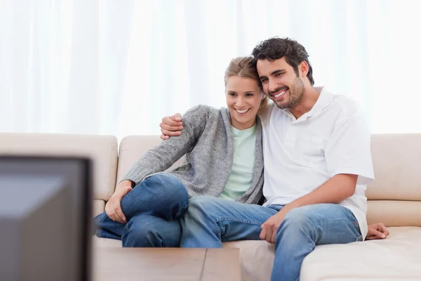 Счастливая пара смотрит телевизор — стоковое фото