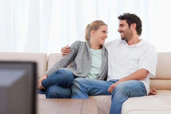 Sorrindo casal assistindo tv — Fotografia de Stock