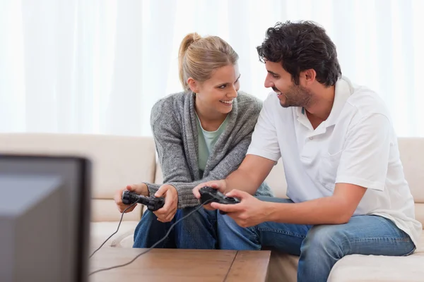 Couple heureux jouer à des jeux vidéo — Photo