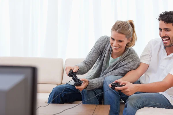 Casal rindo jogando videogames — Fotografia de Stock
