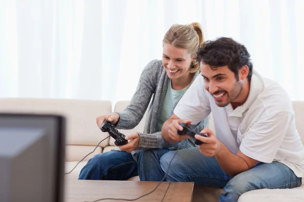 Веселая пара, играющая в видеоигры — стоковое фото