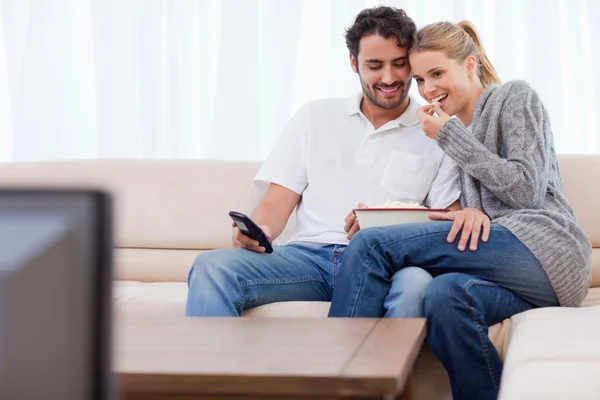 ポップコーンを食べながらテレビを見て魅力的なカップル — ストック写真