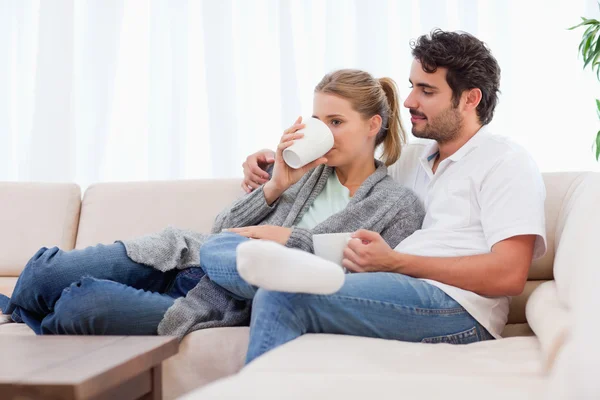 Молодая пара выпивает чашку чая — стоковое фото
