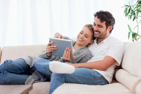 No casal de amor usando um computador tablet — Fotografia de Stock