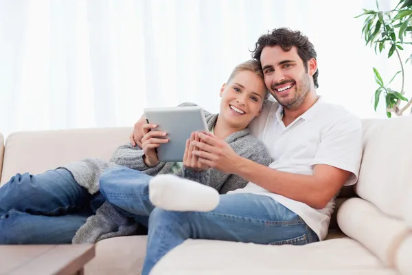 Счастливая молодая пара с помощью планшетного компьютера — стоковое фото