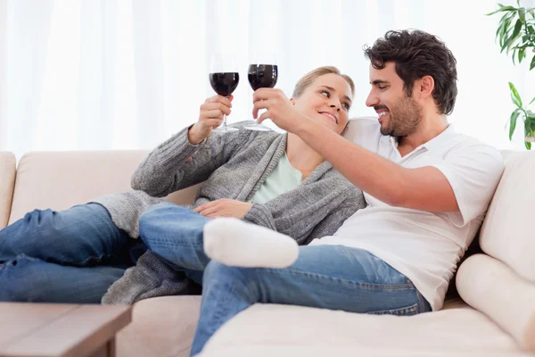 ワインのガラスを持っている若いカップル — ストック写真