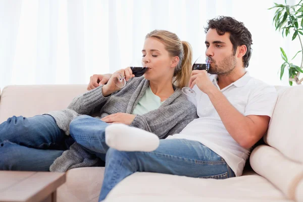 Casal bebendo um copo de vinho — Fotografia de Stock