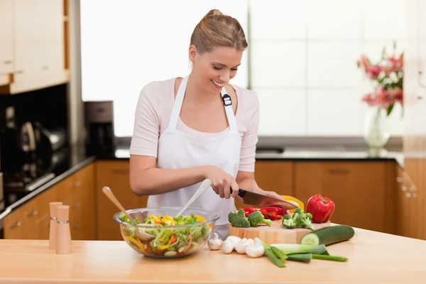 Woman slicing vegetables — Stock Photo, Image