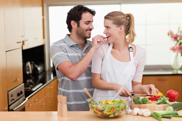 Adorável casal cozinhar — Fotografia de Stock
