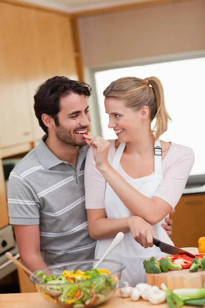 Retrato de um lindo casal cozinhar — Fotografia de Stock