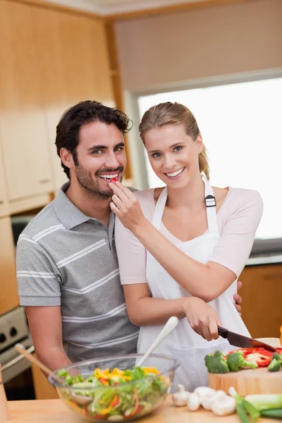 Porträt eines charmanten Paares beim Kochen — Stockfoto