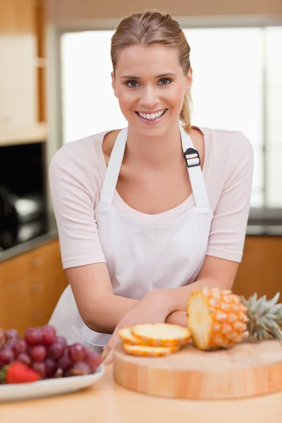 Portrait of a woman posing with a sliced pineapple — Stock Photo, Image