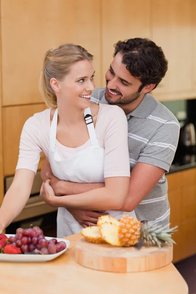Porträt eines Paares, das Früchte isst — Stockfoto