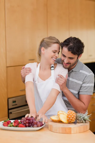 Portrait of a lovely couple eating fruits — Stock Photo, Image