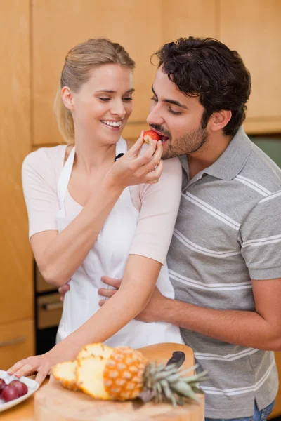 Retrato de um casal encantador comendo frutas — Fotografia de Stock