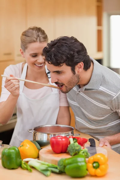 Portrait of a young couple preparing a sauce — Stock Photo, Image