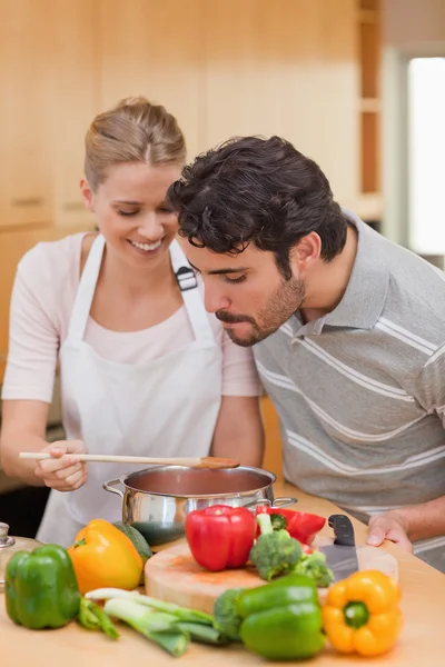 Портрет счастливой пары, готовящей соус — стоковое фото